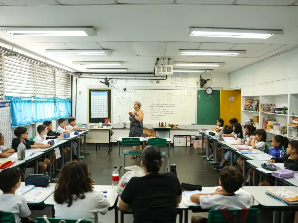 Sala de aula de escola pública brasileira