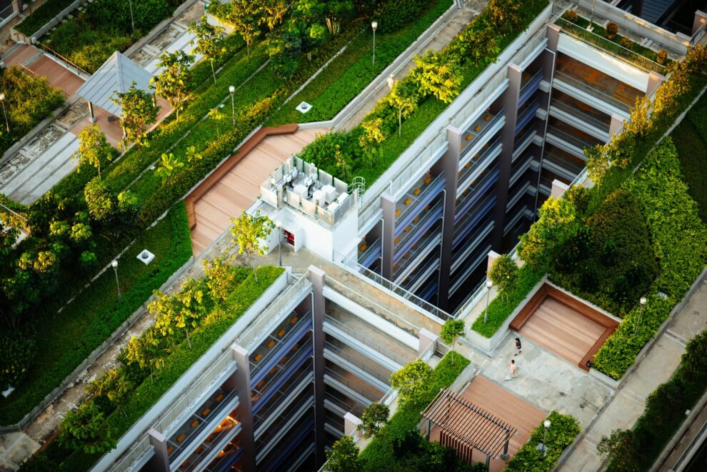 Edifícios com telhados e terraços verdes vistos de cima