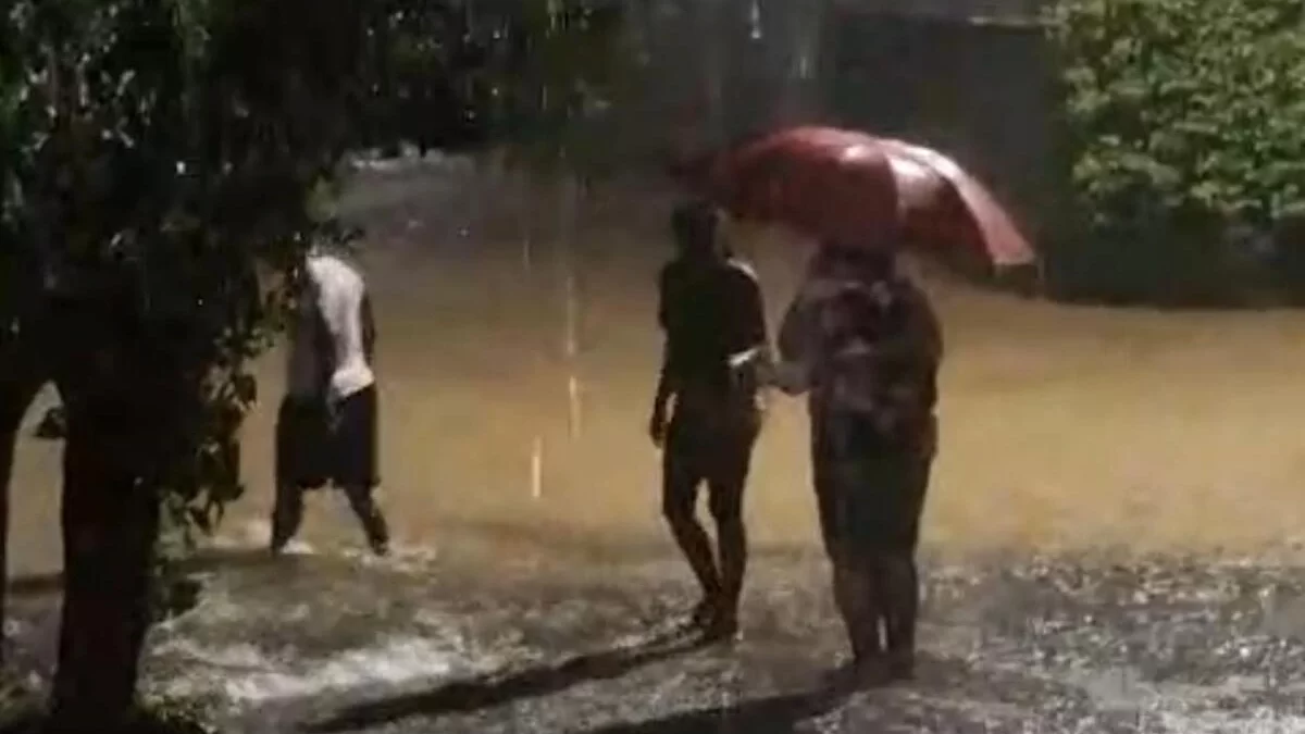 Rua alagada no bairro Serra Verde, em Divinópolis