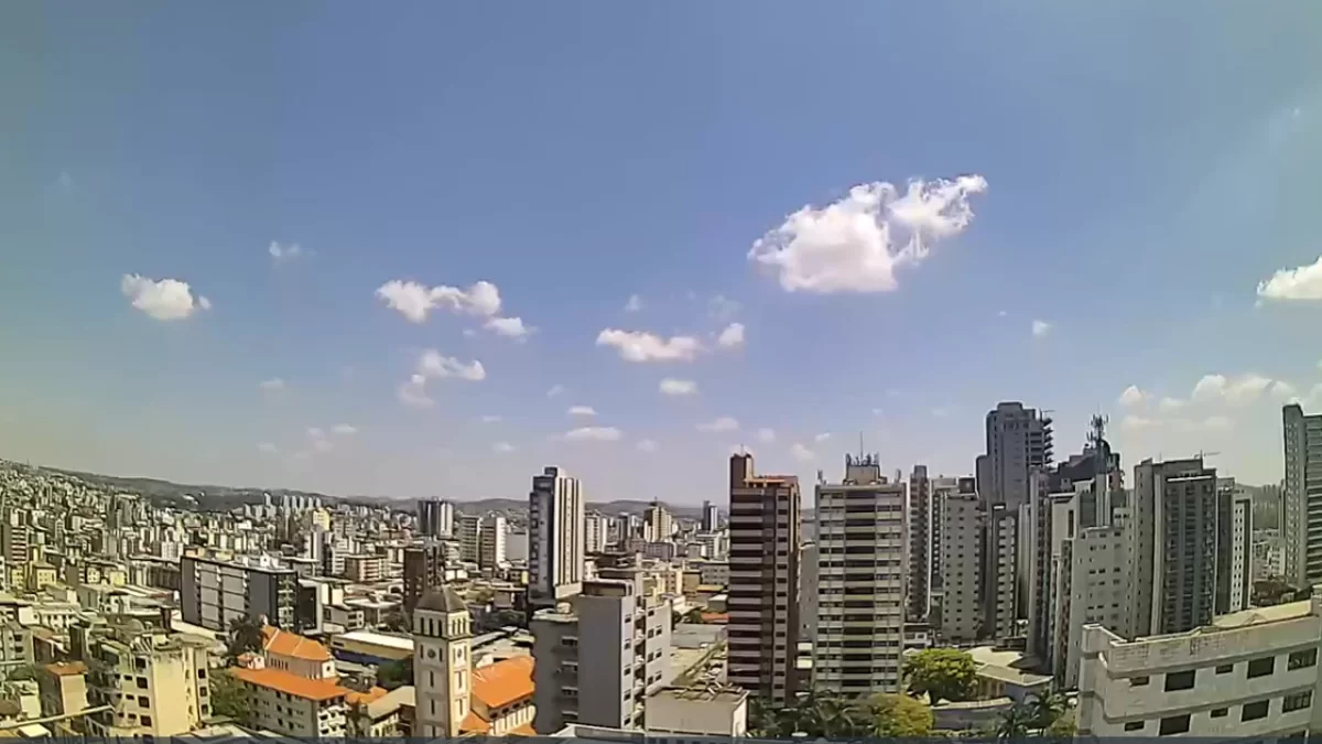 Céu aberto sobre o centro de Divinópolis em dia de calor